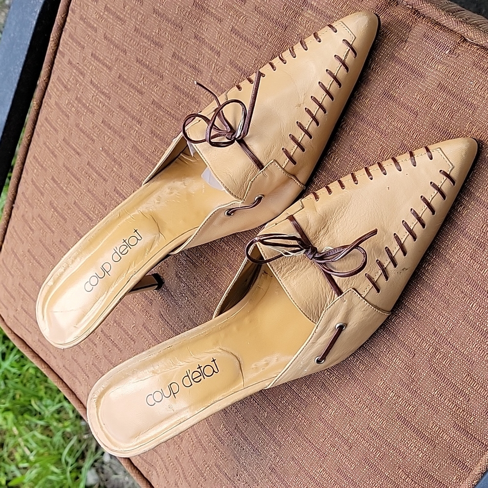 Vintage Coup Détat Tan Pointy Toe Kitten Mule Shoe Size 10.5B